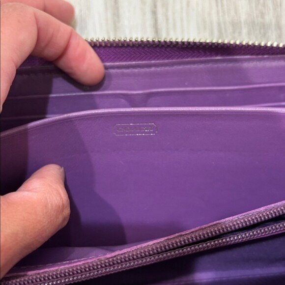 Coach Purple patent leather zip wallet flawed - Picture 6 of 9